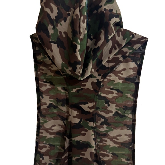 Camo sleeveless hoodie, workout top - Picture 2 of 2